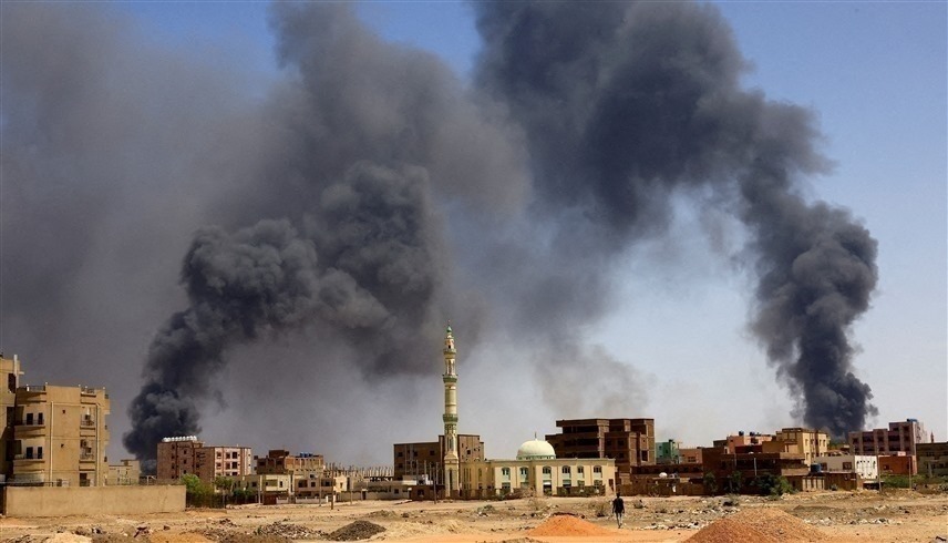 دخان يتصاعد بعد اشتباكات بالخرطوم في 23 مايو (رويترز)