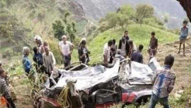 وفاة 8 وجرح 5 انقلبت سيارتهم من أعلى منحدر جبلي باليمن - أخبار السعودية
