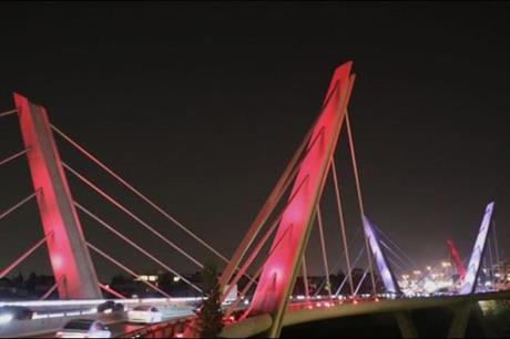 "أمانة عمان" تضيء جسر عبدون بألوان العلم اليمني
