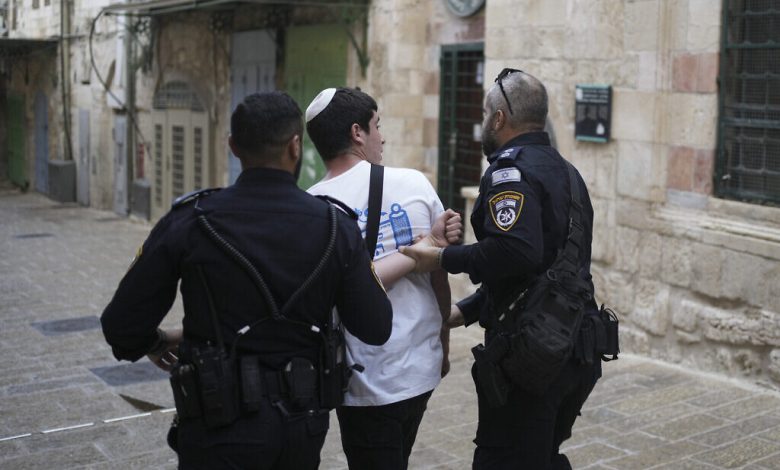 اشتباكات بين المصلين اليهود والفلسطينيين في القدس بعد يوم من "مسيرة الأعلام" في المدينة