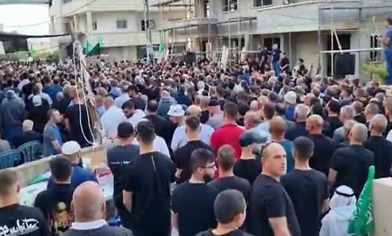 الآلاف يشاركون في جنازة ديار عمري ووالد الضحية يُنحي باللائمة على بن غفير لتشجيعه المواطنين على حمل الأسلحة