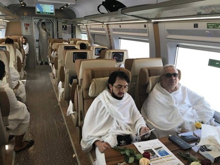 المناظر الطبيعية الصحراوية والساحلية: طرق القطارات الخلابة في السعودية