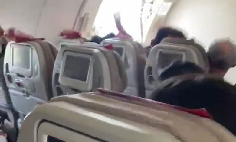 بالفيديو.. القبض على راكب يفتح باب طائرة كورية بالجو