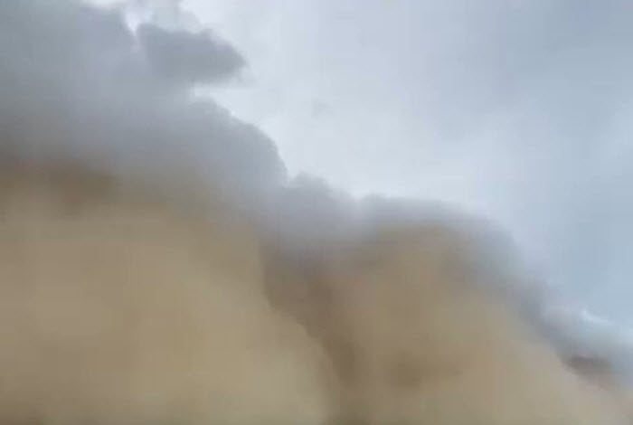 بالفيديو.. عاصفة غبار جدارية تحجب الأفق في جازان
