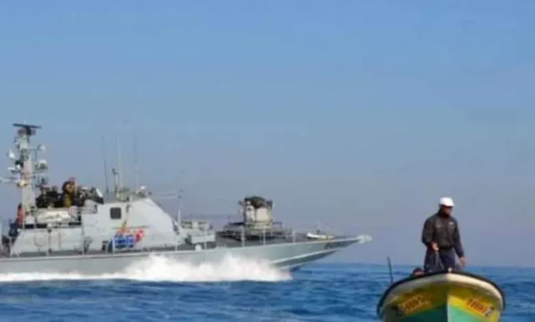 بحرية الاحتلال الإسرائيلي تهاجم مراكب الصيادين الفلسطينيين في قطاع غزة