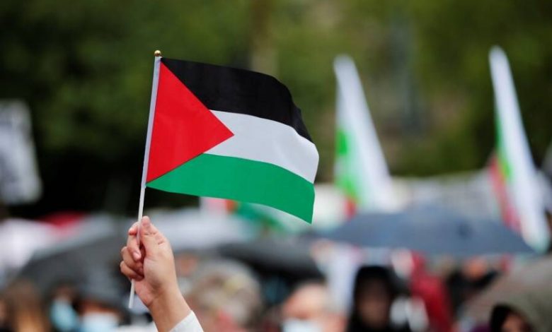 حكومة الاحتلال تدرس تعليق دراسة طالب جامعي رَفَعَ العلم الفلسطيني 