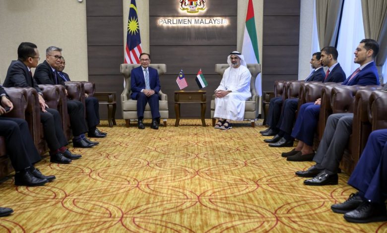 خالد بن محمد بن زايد يلتقي رئيس الوزراء الماليزي في كوالالمبور