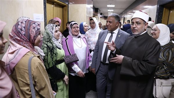 رئيس جامعة الأزهر يشيد بطالبات كلية التمريض خلال تفقده امتحان القرآن