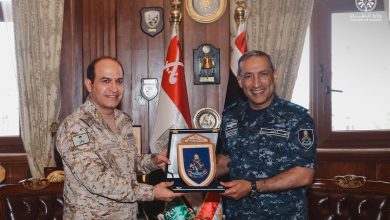 قائد القوات البحرية يلتقي نظيره المصري لمناقشة مجالات التعاون المشترك