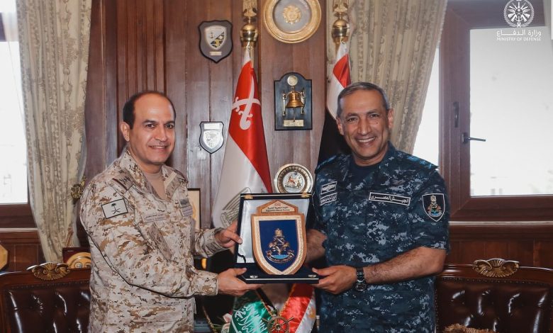 قائد القوات البحرية يلتقي نظيره المصري لمناقشة مجالات التعاون المشترك