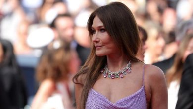 French-Italian model and musician Carla Bruni arrives for the screening of the film "Triangle of Sadness" during the 75th edition of the Cannes Film Festival in Cannes, southern France, on May 21, 2022. (Photo by Valery HACHE / AFP)