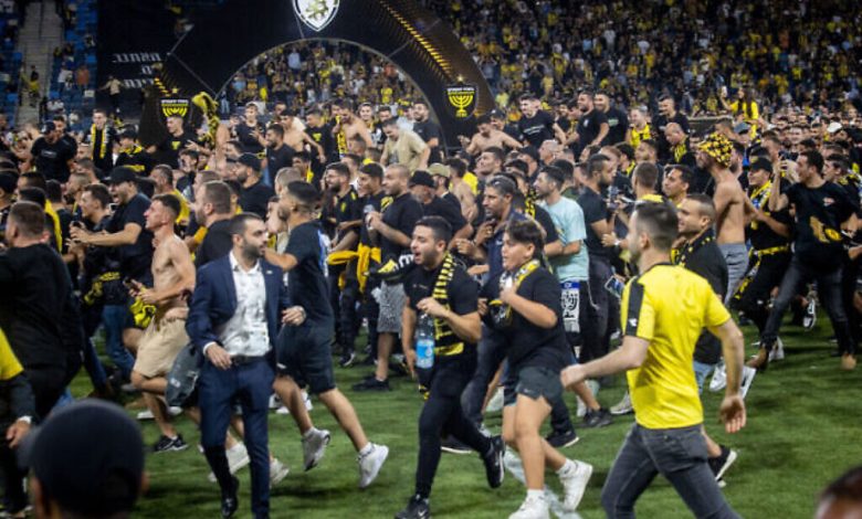 مشجعو" بيتار القدس" يقتحمون الملعب بعد فوز فريقهم بكأس الدولة وإخراج رئيس الدولة من المكان