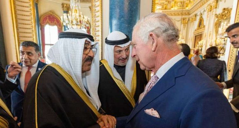 ممثل الأمير يلتقي الملك تشارلز في قصر باكنغهام: مكانة خاصة للمملكة المتحدة لدى الكويت