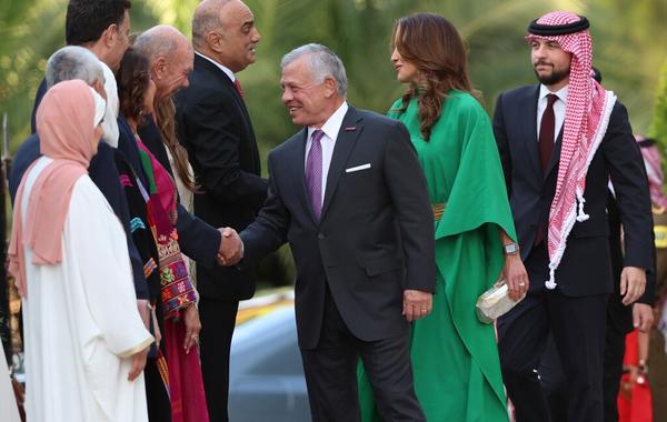 الملك عبدالله والملكة رانيا والأمير الحسين King Abdullah II, Queen Rania and Crown Prince Hussein خلال الاحتفال بيوم الاستقلال الـ 77 ( مصدر الصورة: Khalil MAZRAAWI / AFP)