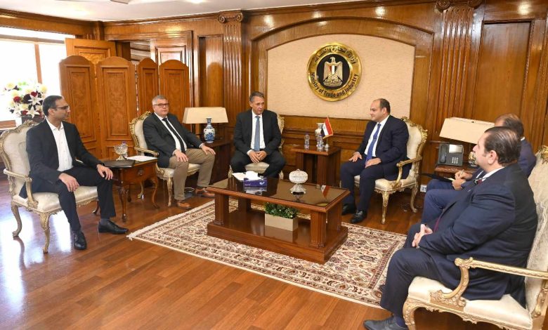 وزير التجارة يبحث مع وفد شركة مرسيدس تعزيز استثمارات الشركة بالسوق المصري