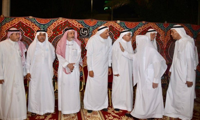 آل عبدالفتاح يستقبلون المعزين في فقيدهم - أخبار السعودية