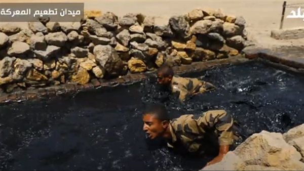 قوات الصاعقة تعبر مياه المجاري وتسير تحت النار.. فيديو