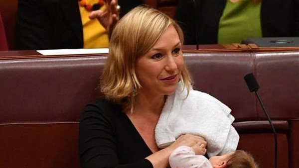 برلمانية ترضع طفلها داخل المجلس (فيديو)