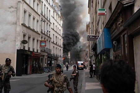 أربعة أشخاص في حالة حرجة بعد انفجار بوسط باريس
