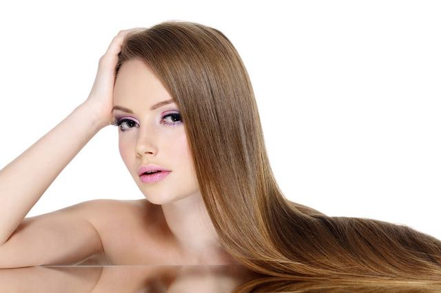 أفضل الزيوت الطبيعية وفوائدها لتطويل الشعر وتكثيفه