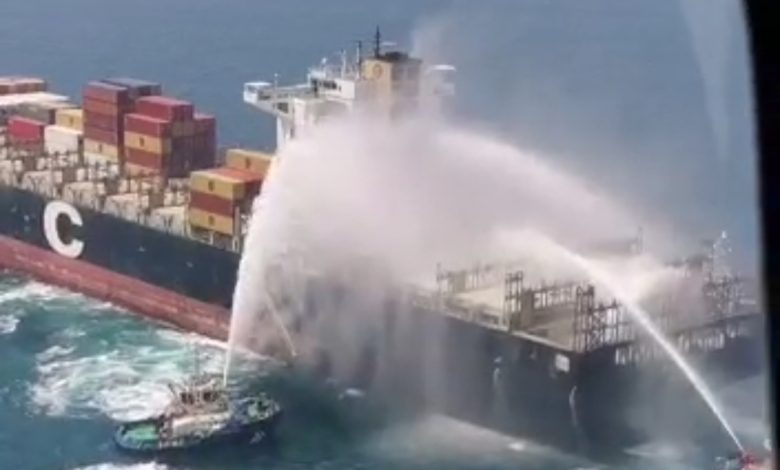إنقاذ مصاب أثناء احتراق سفينة تابعة لجمهورية بنما في المياه الإقليمية للإمارات