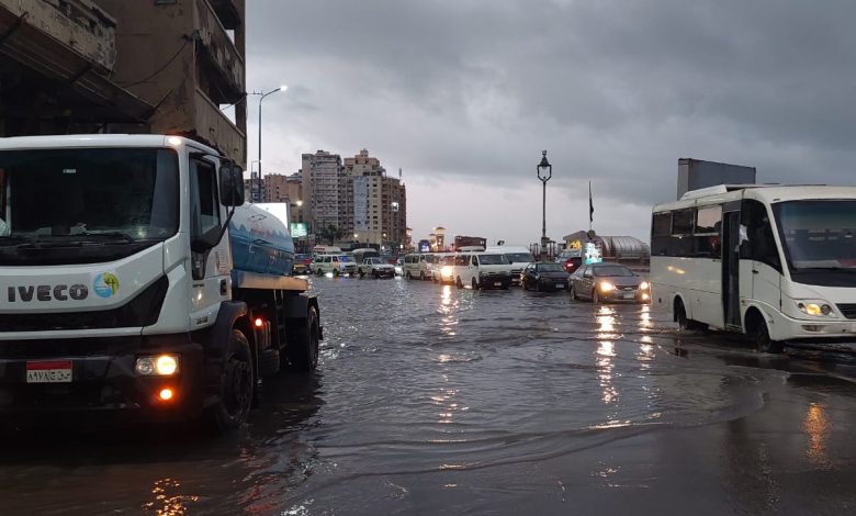 الإسكندرية: تطهير 150 غطاء صرف صحي في حي وسط بعد موجة الطقس السيئ
