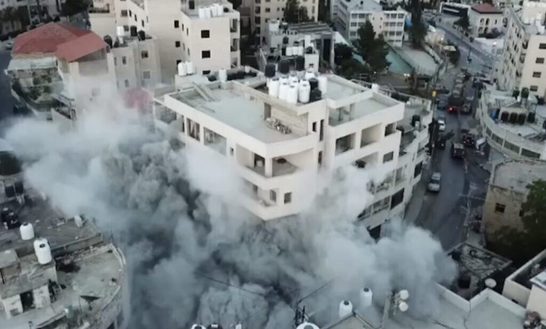 الجيش الإسرائيلي يهدم منزل فلسطيني من رام الله متهم بتفجير محطتين للحافلات في القدس