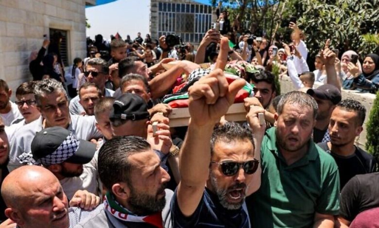 اندلاع اشتباكات خلال تشييع جثمان رضيع فلسطيني قُتل برصاص الجيش الإسرائيلي عن طريق الخطأ