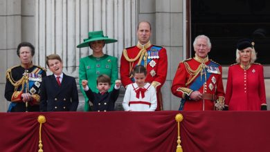 (من اليسار إلى اليمين) الأميرة البريطانية آن Princess Anne والأمير الصغير جورج Prince George وشقيقه الأمير لويس Prince Louis وأميرة ويلز كيت ميدلتون Britain's Catherine, Princess of Wales والأميرة شارلوت Princess Charlotte والأمير وليام أمير ويلزBritain's Prince William, Prince of Wales وملك بريطانيا تشارلز الثالث King Charles III وزوجته الملكة كاميلا Queen Camilla يشهدون العرض الجوي المذهل- المصدر: (ADRIAN DENNIS AFP)