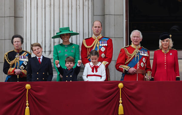 (من اليسار إلى اليمين) الأميرة البريطانية آن Princess Anne والأمير الصغير جورج Prince George وشقيقه الأمير لويس Prince Louis وأميرة ويلز كيت ميدلتون Britain's Catherine, Princess of Wales والأميرة شارلوت Princess Charlotte والأمير وليام أمير ويلزBritain's Prince William, Prince of Wales وملك بريطانيا تشارلز الثالث King Charles III وزوجته الملكة كاميلا Queen Camilla يشهدون العرض الجوي المذهل- المصدر: (ADRIAN DENNIS AFP)