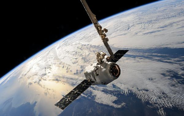 انطلاق القمر الصناعي الإماراتي "فاي التجريبي" حاملا ابتكارين سيتم اختبارهما لأول مرة في الفضاء غدا