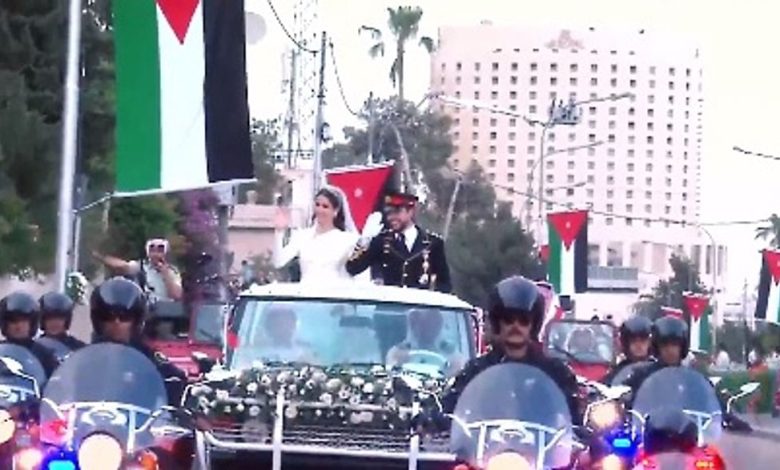 بالفيديو.. الأمير الحسين وحرمه يوجهان تحية للشعب الأردني خلال الموكب الأحمر