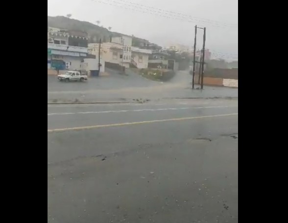 بالفيديو .. هطول أمطار غزيرة على الباحة وبرد كثيف في قلوة