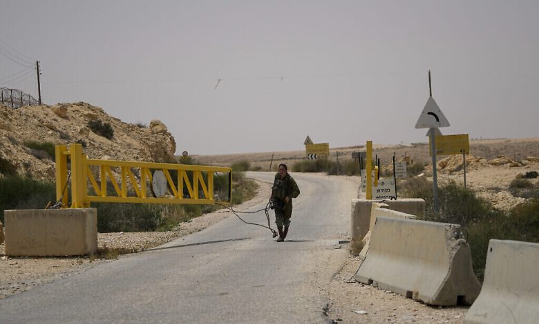 جندي إسرائيلي يغلق بوابة مؤدية إلى الحدود المصرية في جنوب إسرائيل، بعد هجوم إطلاق نار وقع يوم السبت 3 يونيو، 2023. (AP / Tsafrir Abayov)