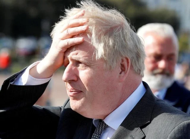 رئيس الوزراء البريطاني الأسبق جونسون يستقيل من البرلمان على خلفية فضيحة “بارتي غيت”