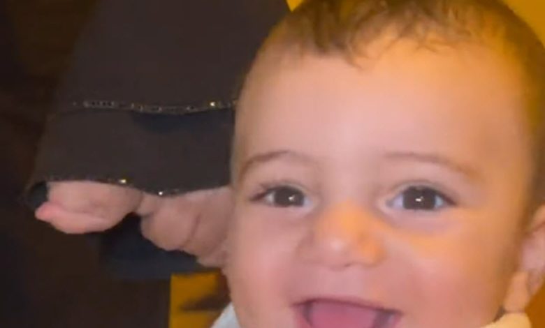 رضيع بعمر 11 شهرًا.. أصغر حاج يرتدي ملابس الإحرام (فيديو)