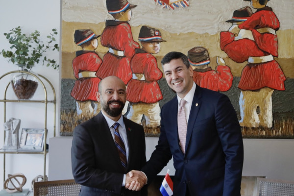 سفير الإمارات يلتقي رئيس الباراغواي المنتخب .. ويبحثان مجالات التعاون بين البلدين