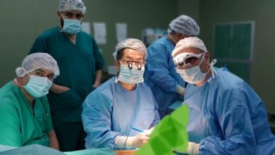طبيب من غزة يجري عمليتين معقدتين بمساعدة طبيب من كوريا الجنوبية