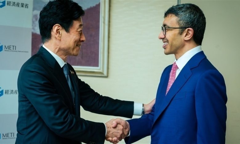 عبدالله بن زايد ووزير الاقتصاد الياباني يبحثان الشراكة الاستراتيجية بين البلدين