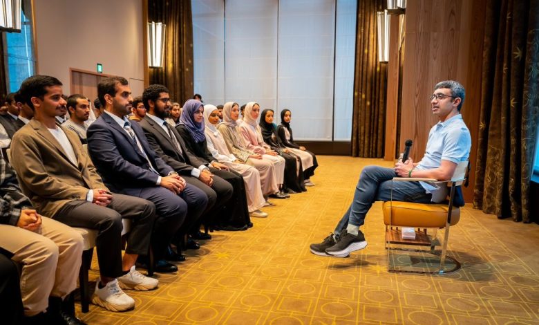 عبدالله بن زايد يلتقي طلبة الإمارات الدارسين في اليابان