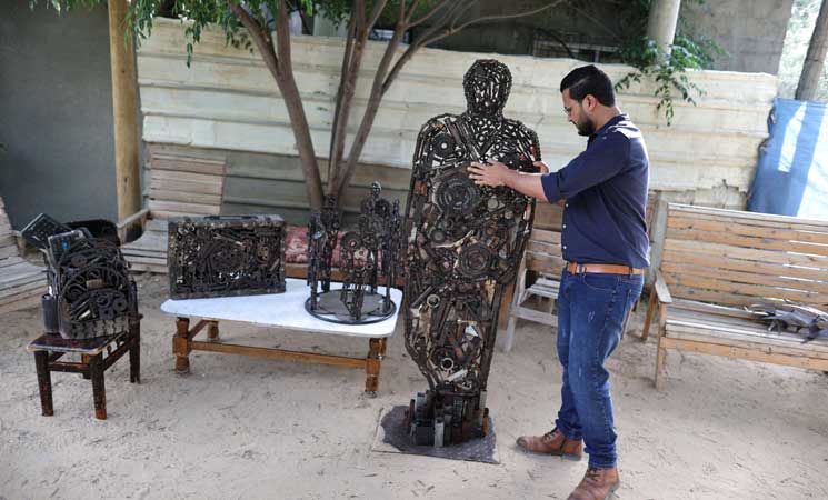 فنان من غزة يطوع الخردة لخدمة قضايا مجتمعية ووطنية (صور)