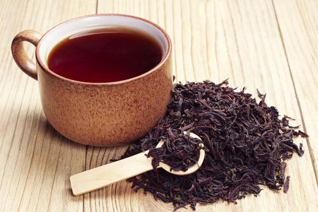 فوائد رائعة للشاي الأسود للشعر والبشرة
