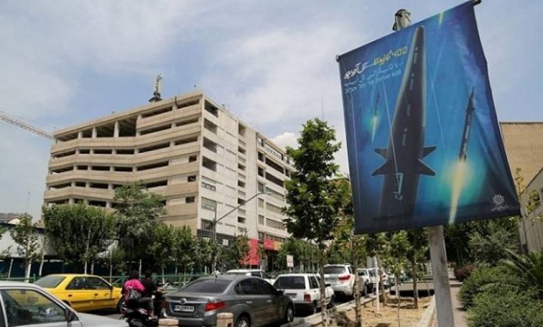 لافتات في وسط إيران: "400 ثانية إلى تل أبيب"