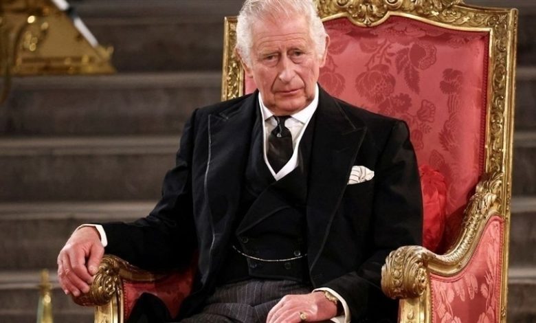 لماذا يحتفل الملك تشارلز بعيد ميلاده مرتين في العام؟