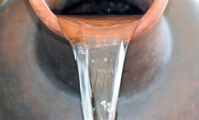 ماذا يحدث لجسمك عند شرب الماء من "القلة"؟