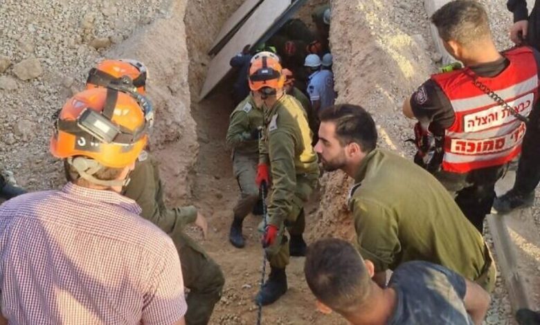 وحدة انقاذ عسكرية تخلص عامليْن فلسطينييْن من تحت أنقاض موقع بناء في إحدى المستوطنات