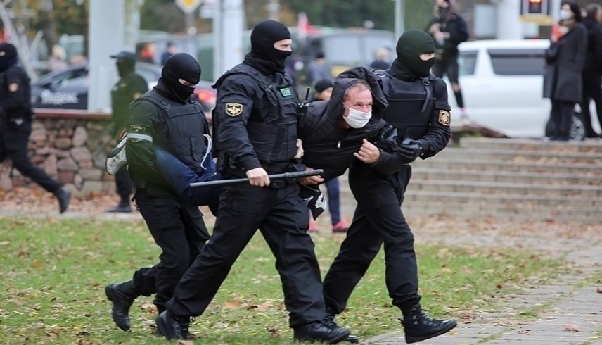عناصر من الأمن في بيلاروس يعتقلون متظاهراً (أرشيف)