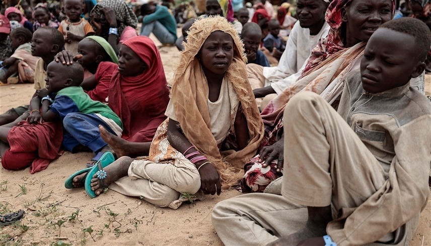 عائلة سودانية فرت من الصراع في مورني بمنطقة دارفور بالسودان (رويترز)
