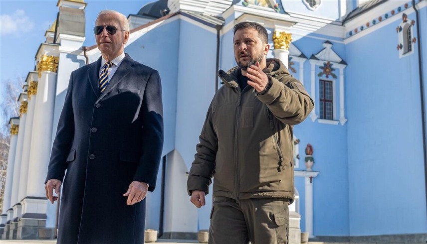 الرئيسان الأوكراني فولوديمير زيلينسكي والأمريكي جو بايدن في كييف (أرشيف)