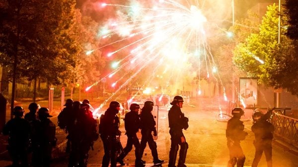 الطلقة بـ 15 يورو.. الألعاب النارية سلاح المحتجين لمواجهة الشرطة الفرنسية|شاهد